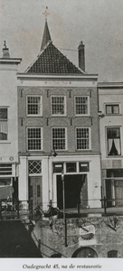 875373 Gezicht op de voorgevel van het huis Oudegracht 45 ('De Oude Bok') in Wijk C te Utrecht, dat in gebruik is bij ...